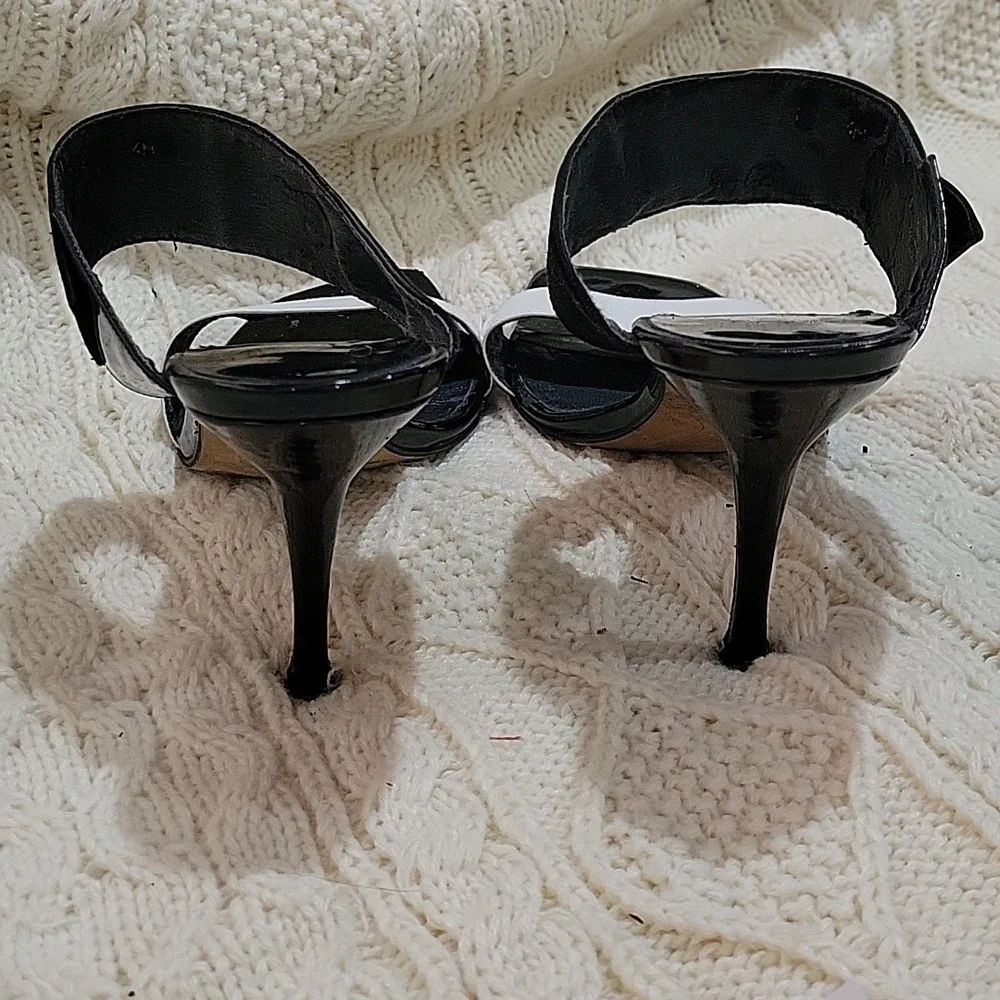 Stuart Weitzman - Picture 4 of 6